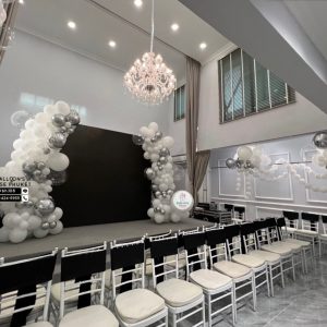 Organic Balloon Decoration – White & Chrome Silver